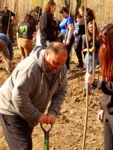 Próximos egresados de la Escuela Agropecuaria Provincial N°1 plantaron un monte frutal como legado educativo