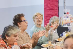 Cena show por el Mes de las Personas Mayores: fue una noche de encuentro, alegría y comunidad