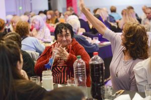 Cena show por el Mes de las Personas Mayores: fue una noche de encuentro, alegría y comunidad