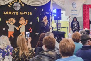 Cena show por el Mes de las Personas Mayores: fue una noche de encuentro, alegría y comunidad