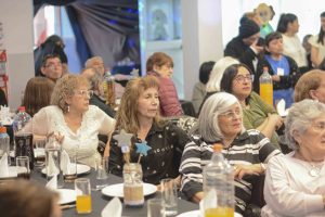 Cena show por el Mes de las Personas Mayores: fue una noche de encuentro, alegría y comunidad
