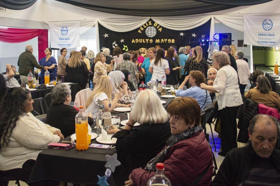 Cena show por el Mes de las Personas Mayores: fue una noche de encuentro, alegría y comunidad