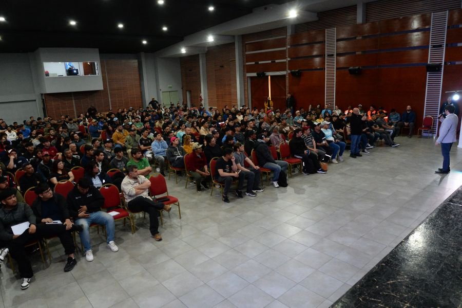 Con gran convocatoria inició la capacitación de Maquinaria pesada en Puerto Santa Cruz