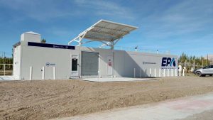 El gobernador Claudio Vidal recorrió la nueva estación de servicio EPA de Lago Posadas