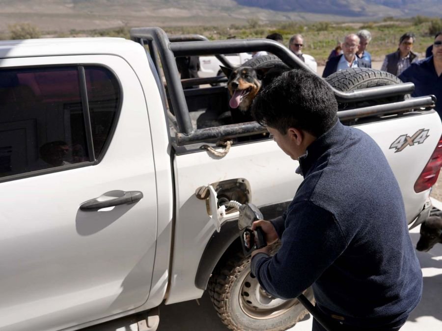 El gobernador Claudio Vidal recorrió la nueva estación de servicio EPA de Lago Posadas