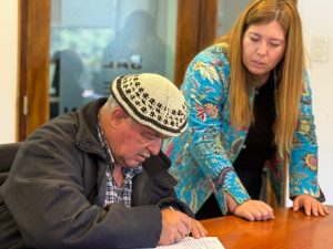 El Gobierno Provincial acompaña el proceso de escrituración de vecinos de Gobernador Gregores