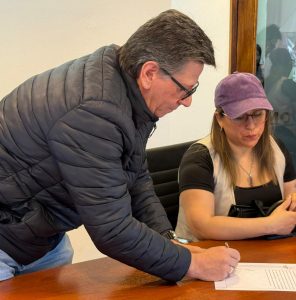 El Gobierno Provincial acompaña el proceso de escrituración de vecinos de Gobernador Gregores