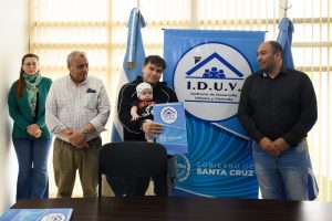 El Gobierno de Santa Cruz entregó terrenos a familias de Río Gallegos