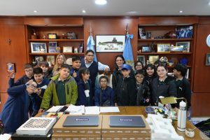 Estudiantes del Colegio Santa Bárbara de Río Turbio visitaron al gobernador Claudio Vidal