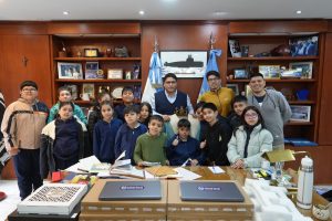 Estudiantes del Colegio Santa Bárbara de Río Turbio visitaron al gobernador Claudio Vidal