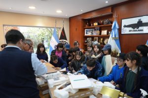 Estudiantes del Colegio Santa Bárbara de Río Turbio visitaron al gobernador Claudio Vidal