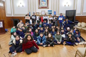 Estudiantes del Colegio Santa Bárbara de Río Turbio visitaron al gobernador Claudio Vidal