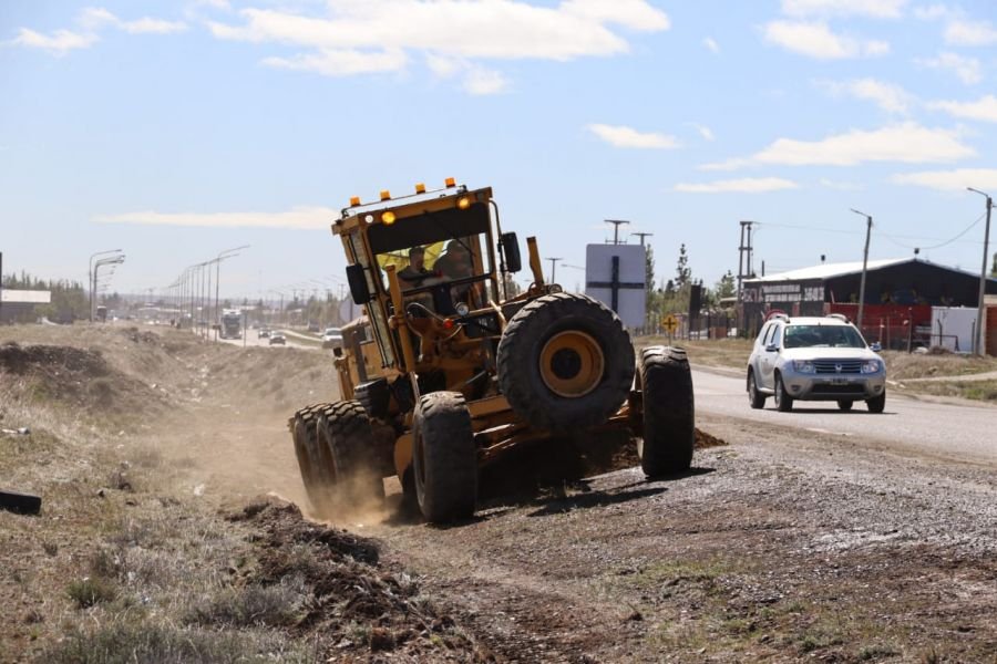 El Distrito Vial Río Gallegos realiza trabajos de mantenimiento y seguridad sobre la Ruta Provincial N°53