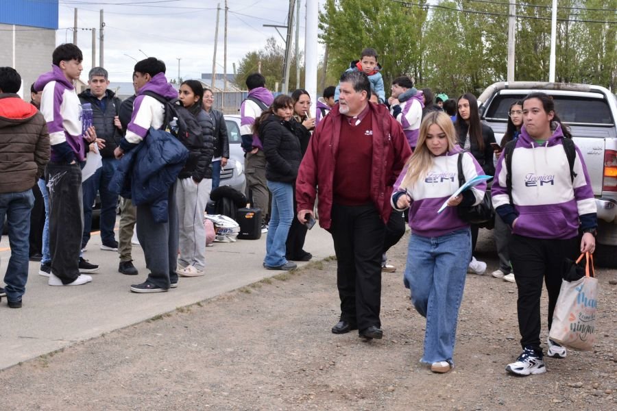 Alumnos del Industrial N°4 de Río Gallegos rumbo al Desafío Eco YPF