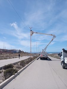 Trabajos de iluminación en distintos sectores de Caleta Olivia