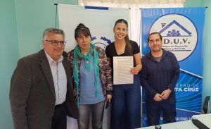 IDUV gestionó la firma de escrituras de viviendas para vecinos de Puerto San Julián