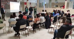 Familias y equipos gubernamentales trabajan juntos por una mejor convivencia escolar