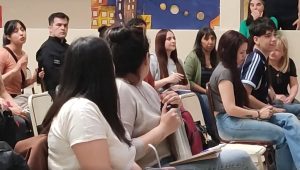 Familias y equipos gubernamentales trabajan juntos por una mejor convivencia escolar