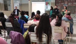 Familias y equipos gubernamentales trabajan juntos por una mejor convivencia escolar