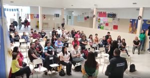 Familias y equipos gubernamentales trabajan juntos por una mejor convivencia escolar