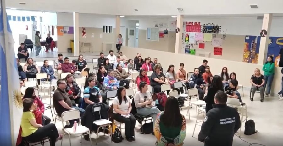 Familias y equipos gubernamentales trabajan juntos por una mejor convivencia escolar