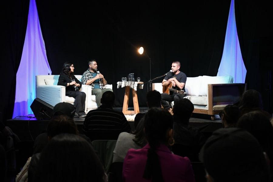 Guajardo y Arroyo hicieron vibrar Voces en Escena en la Feria del Libro