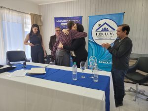El IDUV realizó la firma de escrituras para familias de Piedra Buena y Santa Cruz