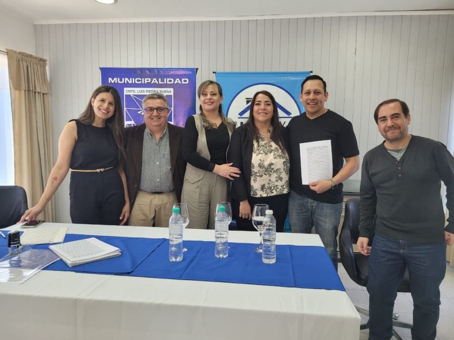 El IDUV realizó la firma de escrituras para familias de Piedra Buena y Santa Cruz