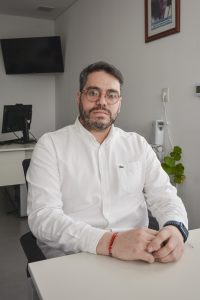 Gastón Flores: “Estamos reordenando los recursos para garantizar una atención de calidad y con tecnología médica”