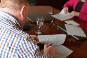 Producción acordó con el Banco Santa Cruz implementar la línea de créditos “Santa Cruz Produce”