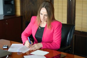 Producción acordó con el Banco Santa Cruz implementar la línea de créditos “Santa Cruz Produce”