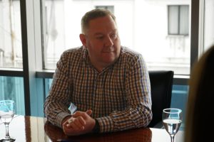 Producción acordó con el Banco Santa Cruz implementar la línea de créditos “Santa Cruz Produce”