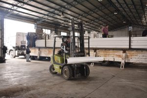 Santa Cruz Puede inició la descarga de la planta de alimentos balanceados en el predio del centro comercial e industrial