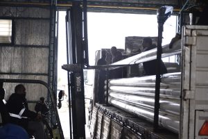 Santa Cruz Puede inició la descarga de la planta de alimentos balanceados en el predio del centro comercial e industrial