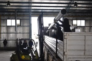 Santa Cruz Puede inició la descarga de la planta de alimentos balanceados en el predio del centro comercial e industrial