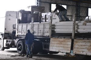 Santa Cruz Puede inició la descarga de la planta de alimentos balanceados en el predio del centro comercial e industrial