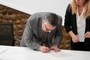El Gobierno Provincial gestionó las firmas de escrituras para familias que esperaron más de 10 años en El Calafate