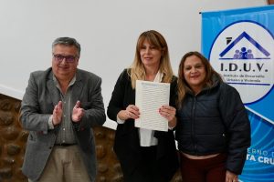 El Gobierno Provincial gestionó las firmas de escrituras para familias que esperaron más de 10 años en El Calafate