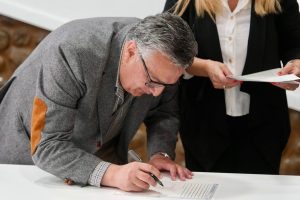 El Gobierno Provincial gestionó las firmas de escrituras para familias que esperaron más de 10 años en El Calafate