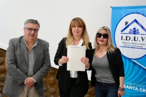El Gobierno Provincial gestionó las firmas de escrituras para familias que esperaron más de 10 años en El Calafate