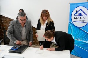 El Gobierno Provincial gestionó las firmas de escrituras para familias que esperaron más de 10 años en El Calafate