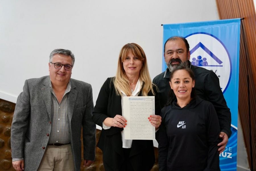 El Gobierno Provincial gestionó las firmas de escrituras para familias que esperaron más de 10 años en El Calafate