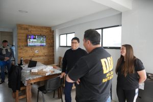 El gobernador Claudio Vidal entregó equipamiento informático a fuerzas de seguridad en El Calafate