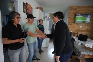 El gobernador Claudio Vidal entregó equipamiento informático a fuerzas de seguridad en El Calafate