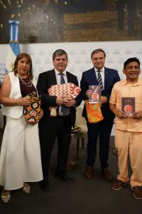 Leguizamón entregó distinciones a personalidades destacadas de América Latina