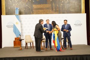 Leguizamón entregó distinciones a personalidades destacadas de América Latina