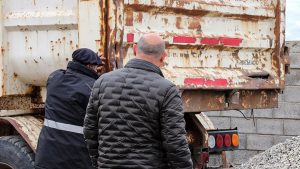 Vialidad Provincial recibió material árido destinado a ejecutar el plan de bacheo