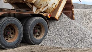 Vialidad Provincial recibió material árido destinado a ejecutar el plan de bacheo