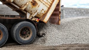 Vialidad Provincial recibió material árido destinado a ejecutar el plan de bacheo