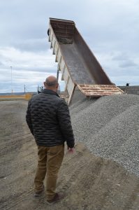 Vialidad Provincial recibió material árido destinado a ejecutar el plan de bacheo